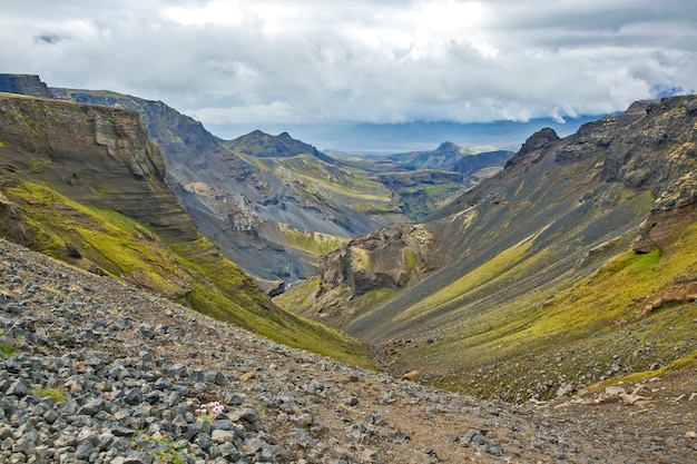 Paisagem de montanha bonita e colorida em landmannalaugar, islândia. maravilhosa paisagem natural