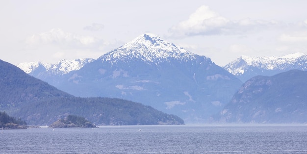 Paisagem de montanha canadense no céu nublado Howe Sound