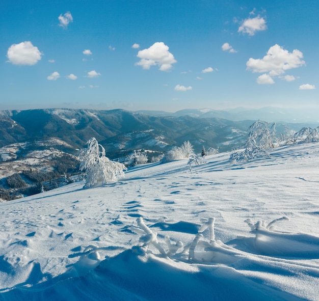 Paisagem de montanha coberta de neve no inverno