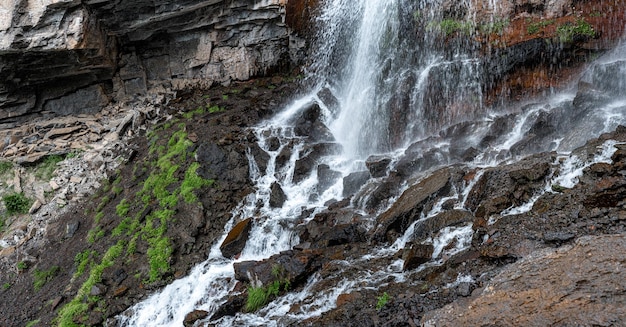 paisagem de montanha com cachoeira fundo natural caminhadas de montanha caminhadas saudáveis e ativas estilo de vida pitoresca cachoeiro de montanha no verão