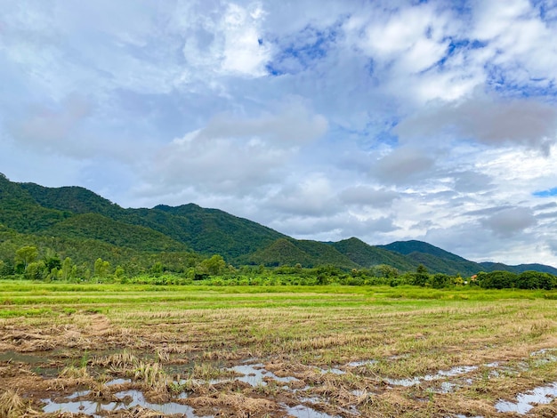 paisagem de montanha com céu azul e nuvens