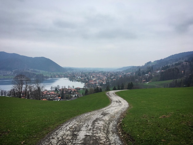 Paisagem de montanha com lago e estrada perto de Schliersee Baviera Alemanha abril 2019