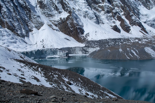 Foto paisagem de montanha com lago no nepal de manhã