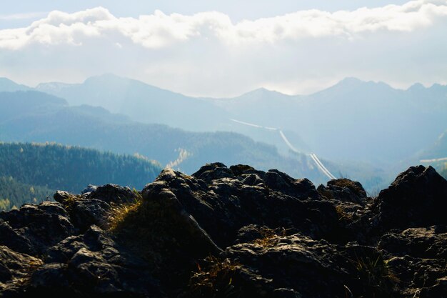 Paisagem de montanha com pedras