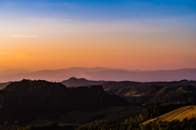 paisagem de montanha com pôr do sol em Nan Tailândia