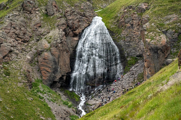 Paisagem de montanha com uma cachoeira fundo natural caminhadas de montanha caminhadas saudáveis e ativas estilo de vida pitoresca cascata de montanha no verão