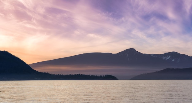 Paisagem de montanha da natureza canadense na costa oeste do oceano pacífico