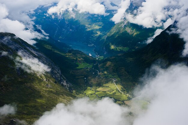 Paisagem de montanha Dalsnibba no fiorde de Geiranger, Noruega.