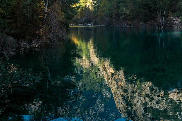 Paisagem de montanha de outono com lago claro e sombrio no desfiladeiro