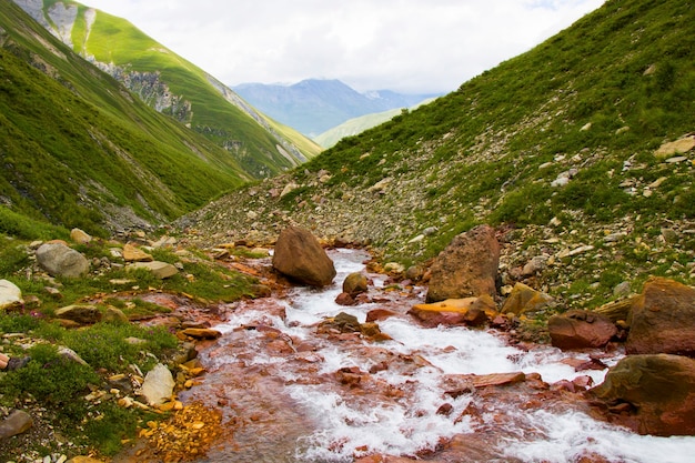 Paisagem de montanha de rio, rio vermelho, em khazbegi, geórgia