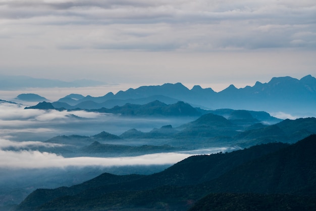 Paisagem de montanha de silhueta