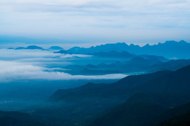 Paisagem de montanha de silhueta