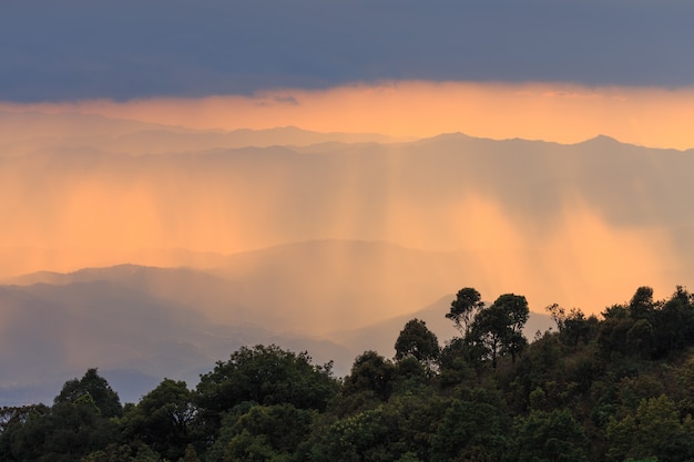 Paisagem de montanha e luz quente e chuvosa na natureza, Doi Inthanon, Tailândia Chiangmai