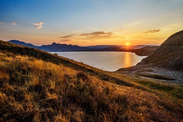 Paisagem de montanha e mar