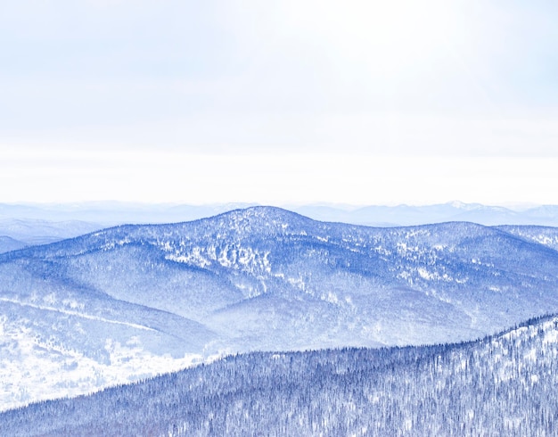 paisagem de montanha em um dia de inverno