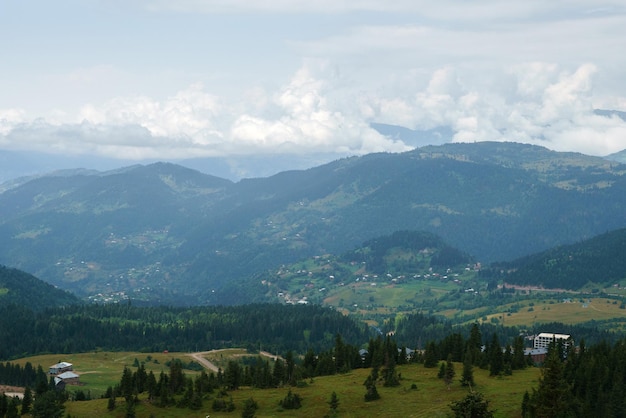 Paisagem de montanha georgiana com uma estrada rural com vista para as florestas