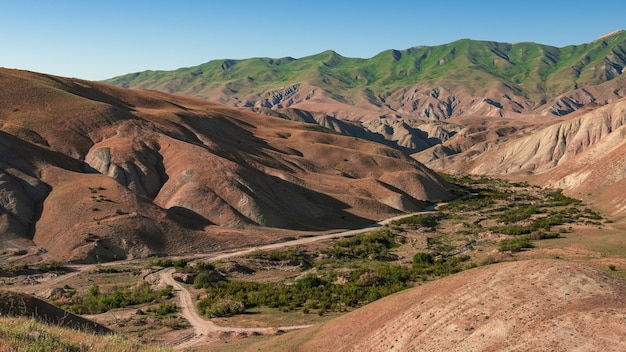 Paisagem de montanha incrível com estrada de terra