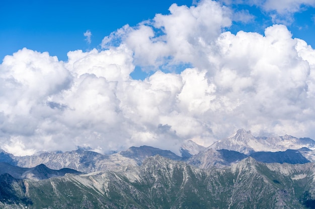 Paisagem de montanha incrível no verão Montanhas poderosas em tempo nublado