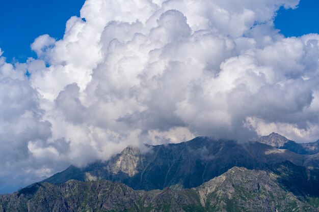 Paisagem de montanha incrível no verão Montanhas poderosas em tempo nublado