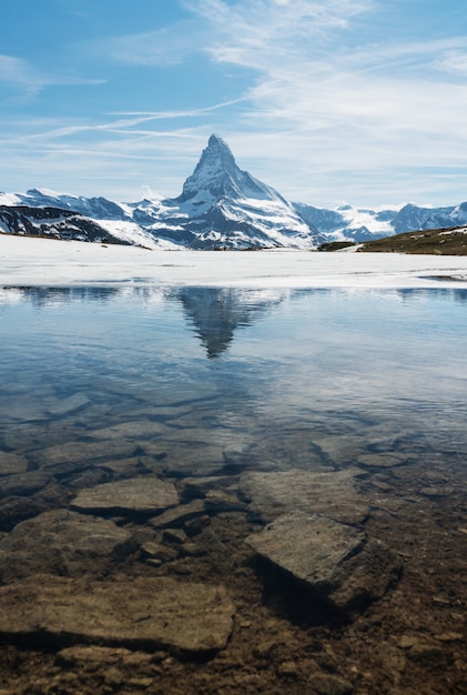 Paisagem de montanha Matterhorn com lago em Zermatt, Suíça