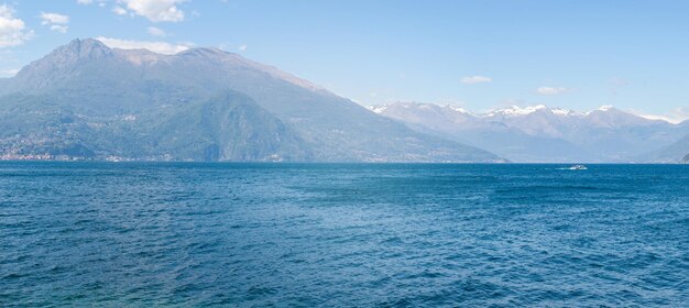 Paisagem de montanha pitoresco lago de montanha na manhã de verão grande panorama como itália