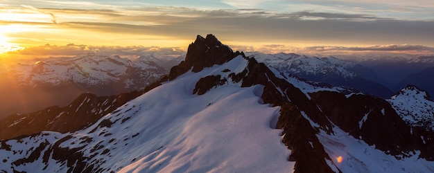 Paisagem de montanha rochosa canadense natureza aérea fundo pôr do sol céu