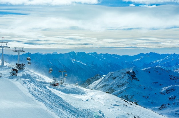 Paisagem de montanha ventosa de inverno de manhã com teleférico e teleféricos. estância de esqui molltaler gletscher, carinthia, áustria.