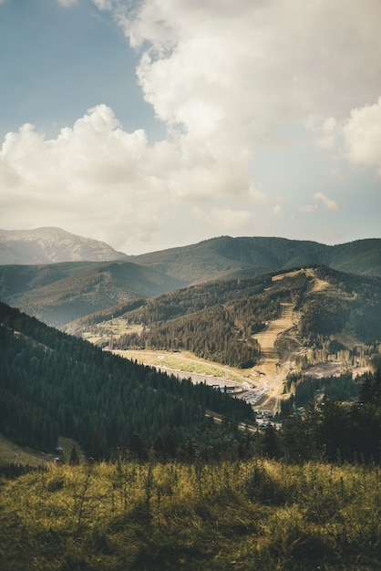 Paisagem de montanha vertical no verão em bukovel nas montanhas, florestas e edifícios. Foto de alta qualidade