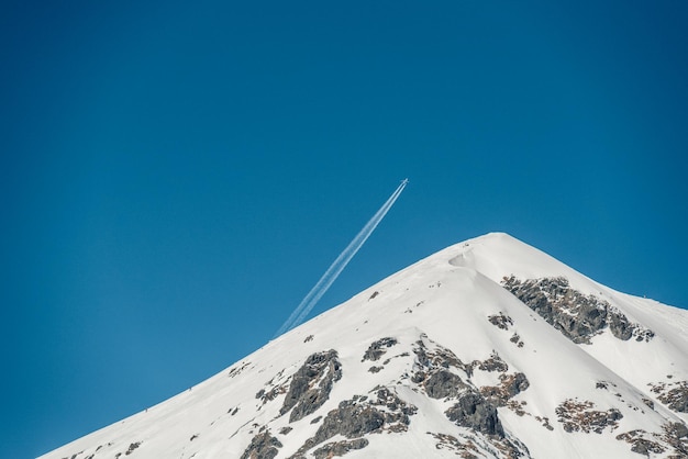 Paisagem de montanhas alpinas com neve branca e céu azul Pôr do sol inverno na natureza Árvores geladas sob luz solar quente Maravilhosa paisagem invernal Tatras ocidentais Eslováquia