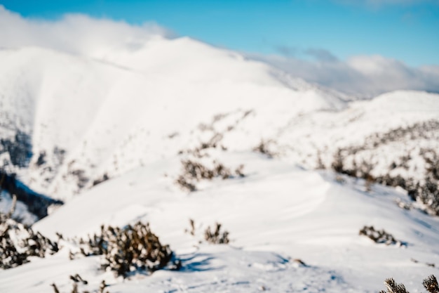 Paisagem de montanhas alpinas com neve branca e céu azul Pôr do sol inverno na natureza Árvores geladas sob luz solar quente Maravilhosa paisagem invernal