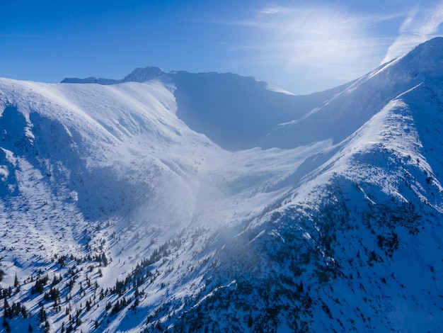 Paisagem de montanhas alpinas com neve branca e céu azul Árvores geladas sob luz solar quente Maravilhosa paisagem de inverno Aventura esporte de inverno Alto tatras eslováquia paisagem