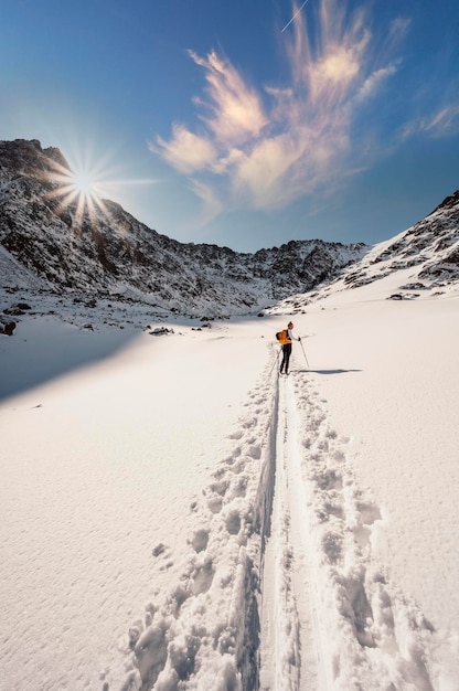 Paisagem de montanhas alpinas com neve branca e céu azul Árvores geladas sob luz solar quente Maravilhosa paisagem de inverno Aventura esporte de inverno Alto tatras eslováquia paisagem