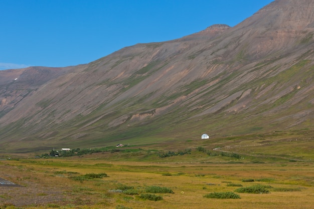 Paisagem de montanhas com casas islandesas