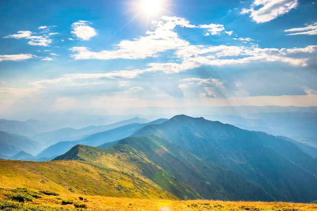 Paisagem de montanhas com picos