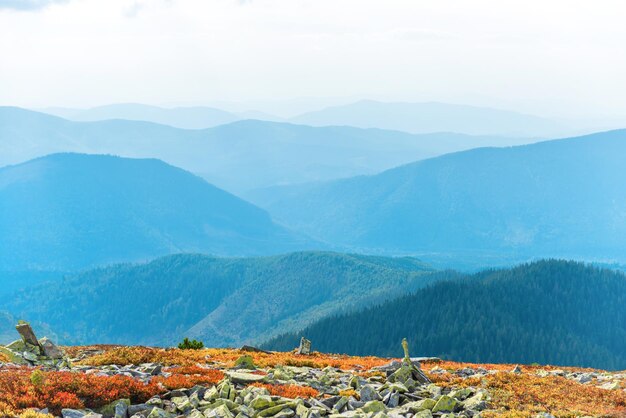 Paisagem de montanhas de névoa azul