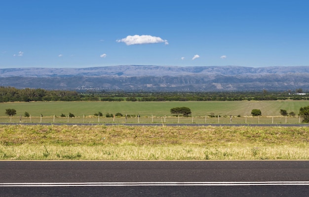 Paisagem de montanhas de um campo e a derrota