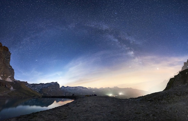 Paisagem de montanhas e céu noturno