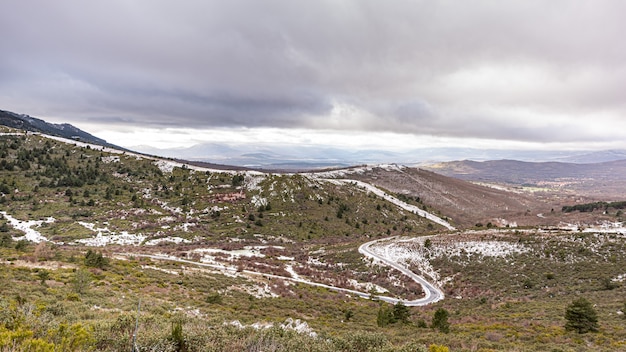 Paisagem de montanhas e estradas cobertas de neve