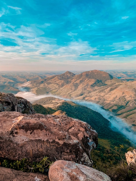 Paisagem de montanhas e nuvens