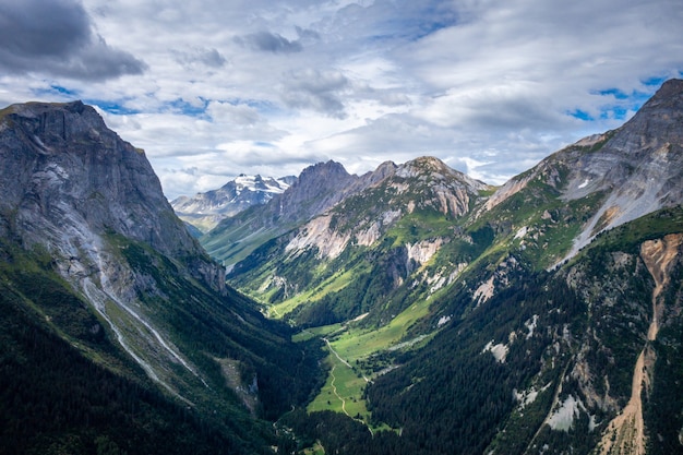 Paisagem de montanhas e pastagens em Pralognan la Vanoise. Alpes franceses