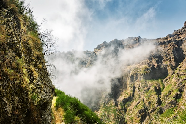 Paisagem de montanhas em nuvens