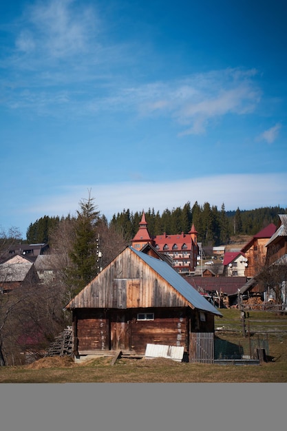 Paisagem de montanhas karpaty ucranianas primavera na aldeia dos cárpatos