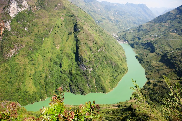 Paisagem de montanhas majestosas da natureza em ha giang, vietnã