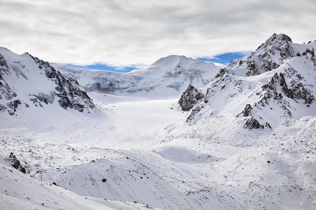 Paisagem de montanhas nevadas