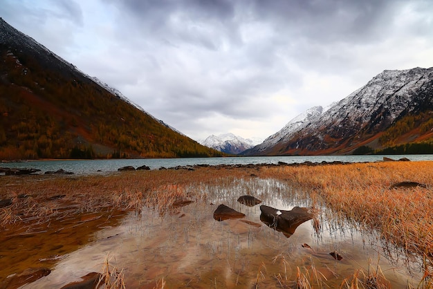 paisagem de montanhas neve altai, vista do pico da neve ao fundo