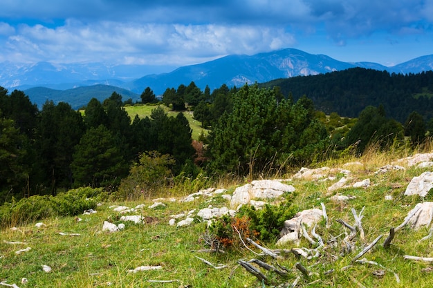 Paisagem de montanhas no dia de verão. pirinéus, espanha