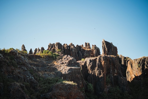 Paisagem de montanhas rochosas e afiadas em Cerro del Hierro Parque Natural Sierra Norte de Sevilla