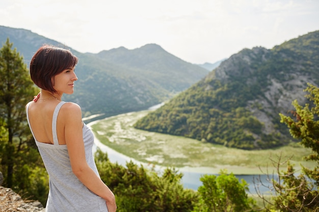 Paisagem de Montenegro. Montanhas e rio. Férias de verão. Viajando.