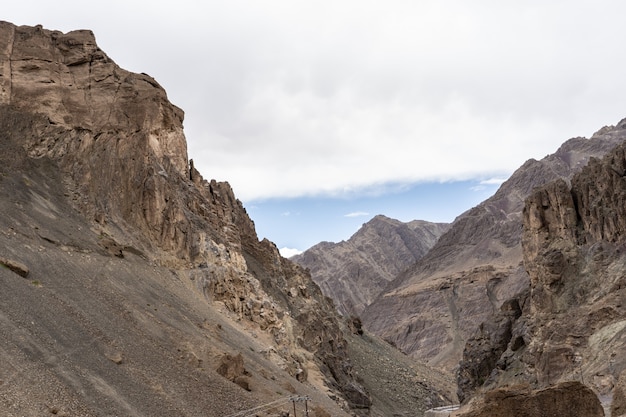 Paisagem de Moonland chocantemente desolada em Lamayuru, em Ladakh, Índia