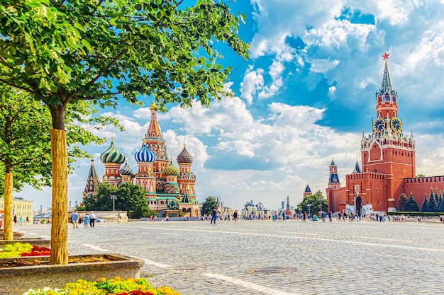 Paisagem de moscou. praça vermelha com a torre spasskaya do kremlin de moscou e a catedral de são basílio. dia ensolarado de verão.